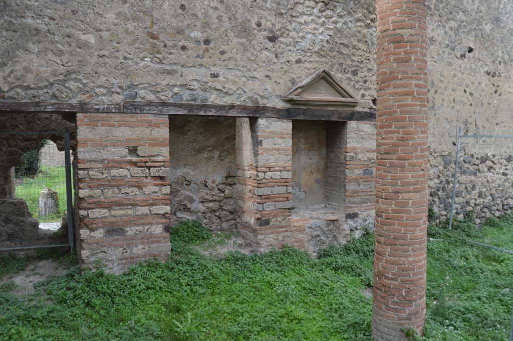VII.2.18 Pompeii October 2017. Aedicula Lararium on west side of peristyle.
Foto Taylor Lauritsen, ERC Grant 681269 DÉCOR.