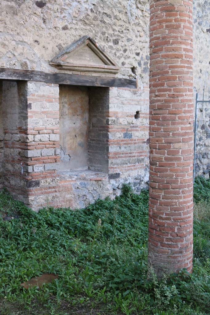 VII.2.18, Pompeii. December 2018. 
Looking towards aedicula lararium, on west wall of peristyle.  Photo courtesy of Aude Durand.