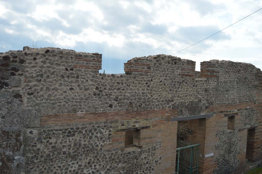 VII.2.18 Pompeii. October 2017. Upper floor above entrance doorway on south side of Vicolo del Panettiere.
Foto Taylor Lauritsen, ERC Grant 681269 DÉCOR.