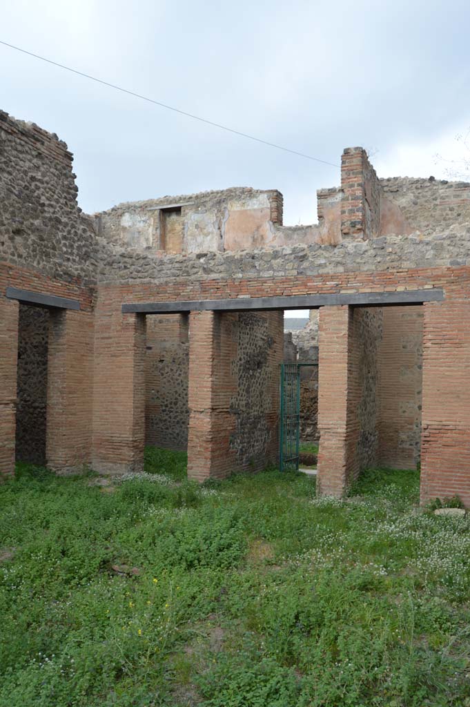 VII.2.18 Pompeii. October 2017. 
Room 1, looking north across atrium towards entrance doorway, in centre.
Above the rooms on the north side of the atrium was an upper floor with rooms reached from VII.2.19.
Foto Taylor Lauritsen, ERC Grant 681269 DÉCOR.