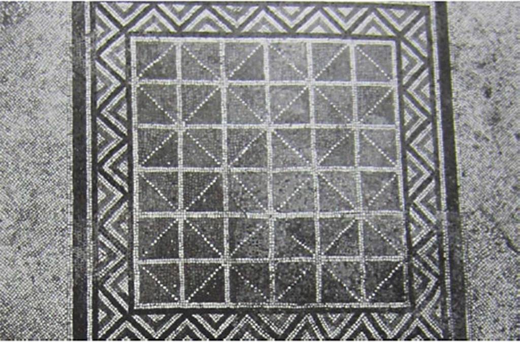 VII.2.20 Pompeii. Emblema in centre of tablinum O1 as shown on TESS database.
Photo Massara, Daniela, Casa di Popidius Priscus, Regio VII 2,20-40, tablino "o1", tessellato con motivo a cancello.
In TESS – scheda 14313 (http://tess.beniculturali.unipd.it/web/scheda/?recid=14313 ), 2013
Use CC BY-NC-SA 2.5 IT https://creativecommons.org/licenses/by-nc-sa/2.5/it/
See Sampaolo, V., 1996. VII 2.20.40 Casa di Popidius Priscus, in Pompei: Pitture e Mosaici: Vol. VI. Roma: Istituto della enciclopedia italiana, pp. 633-634, figg. 37-38.