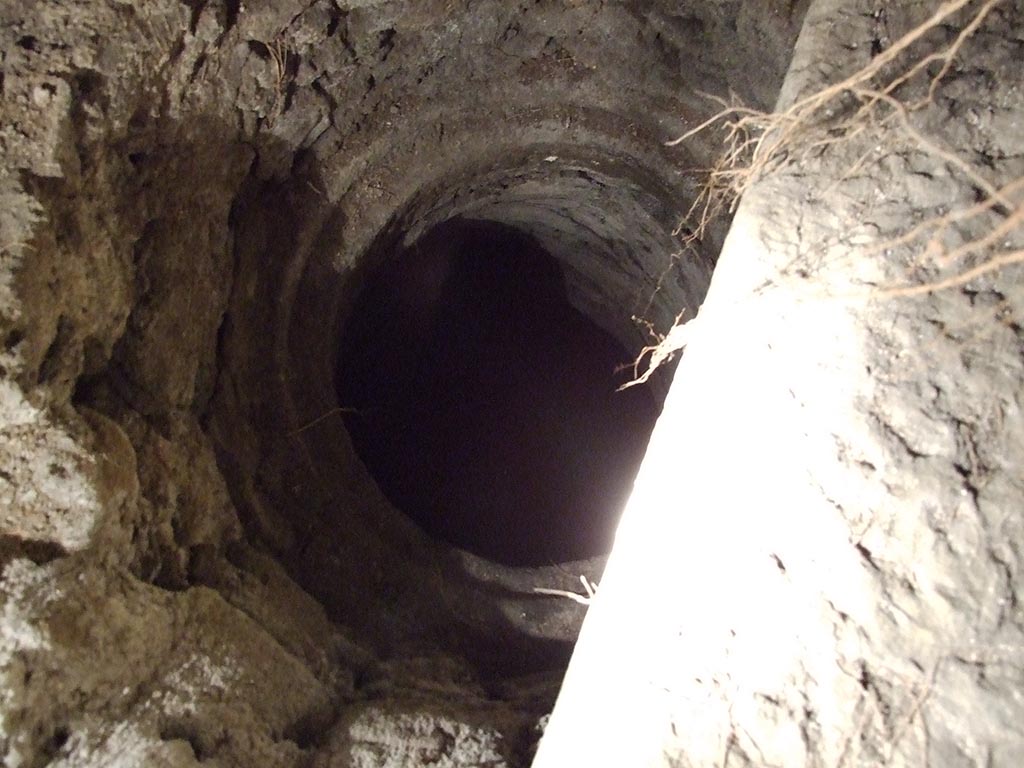 VII.2.20 Pompeii. December 2007. Deep well, approximately 30 metres deep, according to Breton.
See Breton, Ernest. 1870. Pompeia, Guide de visite a Pompei, 3rd ed. Paris, Guerin.