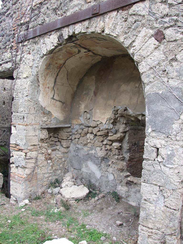 VII.2.20 Pompeii. December 2007. Recess in north end of east wall of peristyle garden.