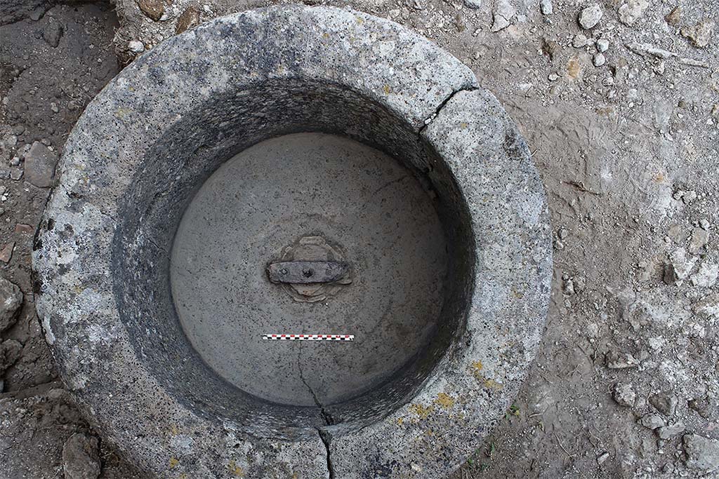 Fig. 34 – Pompéi, boulangerie VII 2, 22 – Intérieur de la cuve du pétrin. 
La lame de frasage, particulièrement endommagée, reste perceptible.
Cliché : C. Salviani – EFR.
