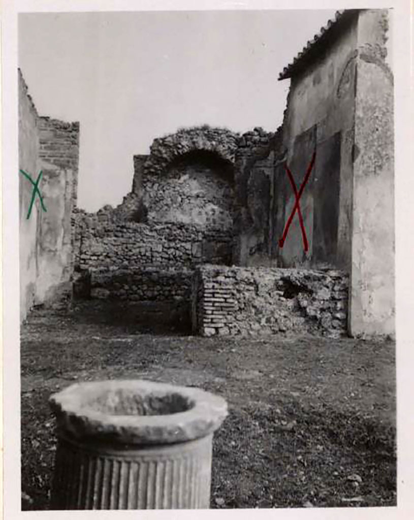 VII.2.23 Pompeii. Pre-1942. Looking east towards tablinum.
On the left (north) wall, the painting of the Punishment of Eros was found.
On the right (south) wall, the painting of Mars and Venus was found.
See Warscher, T. 1942. Catalogo illustrato degli affreschi del Museo Nazionale di Napoli. Sala LXXIX. Vol.1. Rome, Swedish Institute