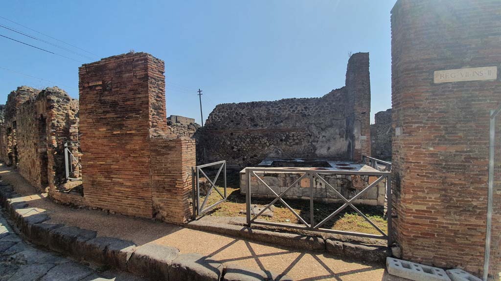 VII.2.32 Pompeii. July 2021. Looking towards east side of Vicolo Storto with entrance doorway.
Foto Annette Haug, ERC Grant 681269 DÉCOR.