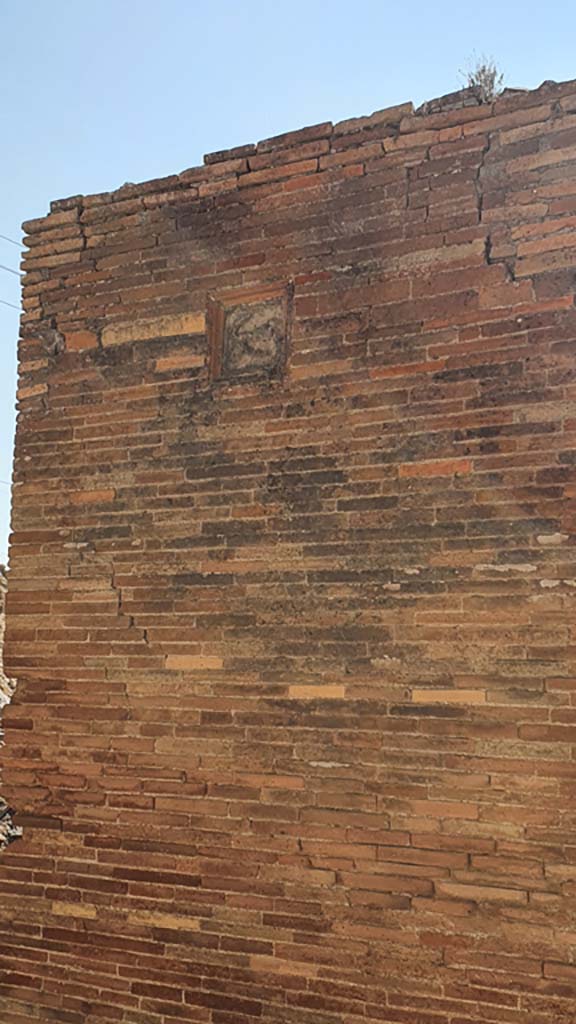 VII.2.32 Pompeii. July 2021.
Pilaster between VII.2.31, on left, and VII.2.32, on right, with terracotta plaque.
Foto Annette Haug, ERC Grant 681269 DÉCOR.