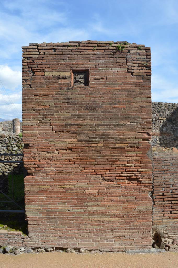 VII.2.32 Pompeii. March 2018. Pilaster between VII.2.31, on left, and VII.2.32, on right.
Foto Taylor Lauritsen, ERC Grant 681269 DÉCOR.