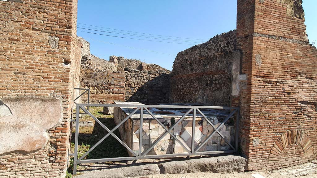 VII.2.33 Pompeii. July 2021. Looking north to entrance doorway on north side of Via degli Augustali.
Foto Annette Haug, ERC Grant 681269 DÉCOR.