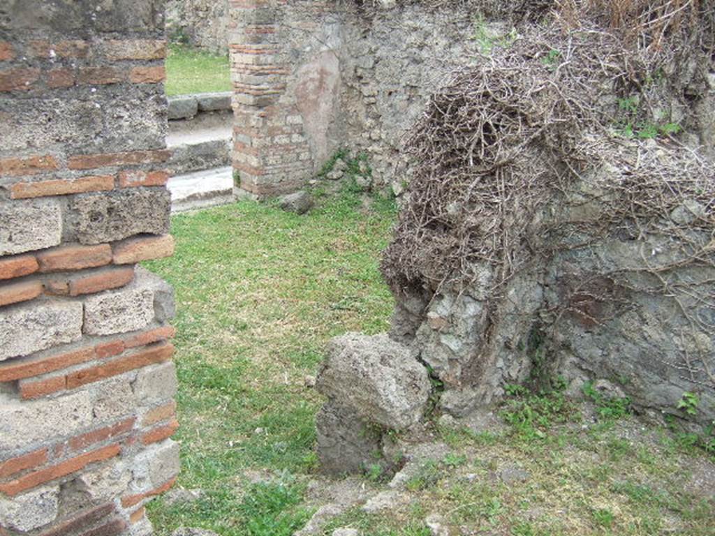 VII.2.37 Pompeii. May 2006. Doorway from atrium of VII.2.38, looking south-west into shop.