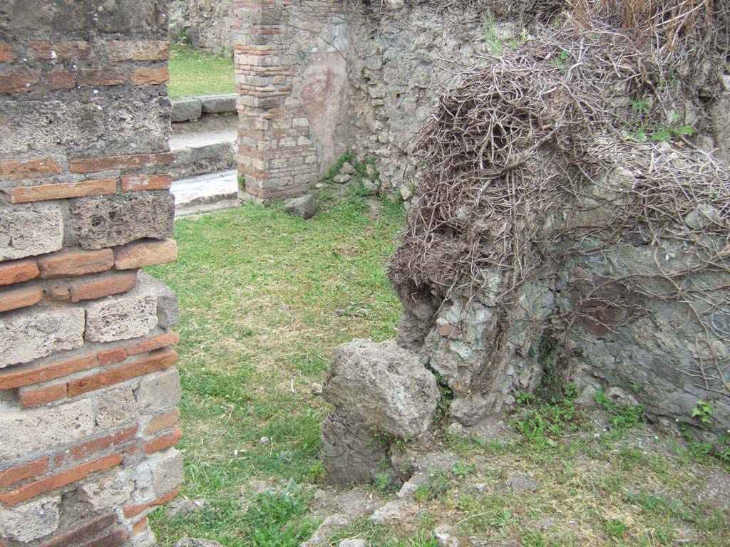 VII.2.38 Pompeii. May 2006. South-west corner of atrium, with doorway into shop at VII.2.37.