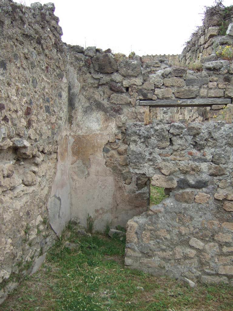 VII.2.39 Pompeii, looking north at corner of shop. May 2006.
This would have been a linked latrine, in the south-east corner of atrium of VII.2.38, and north-west corner of shop.
