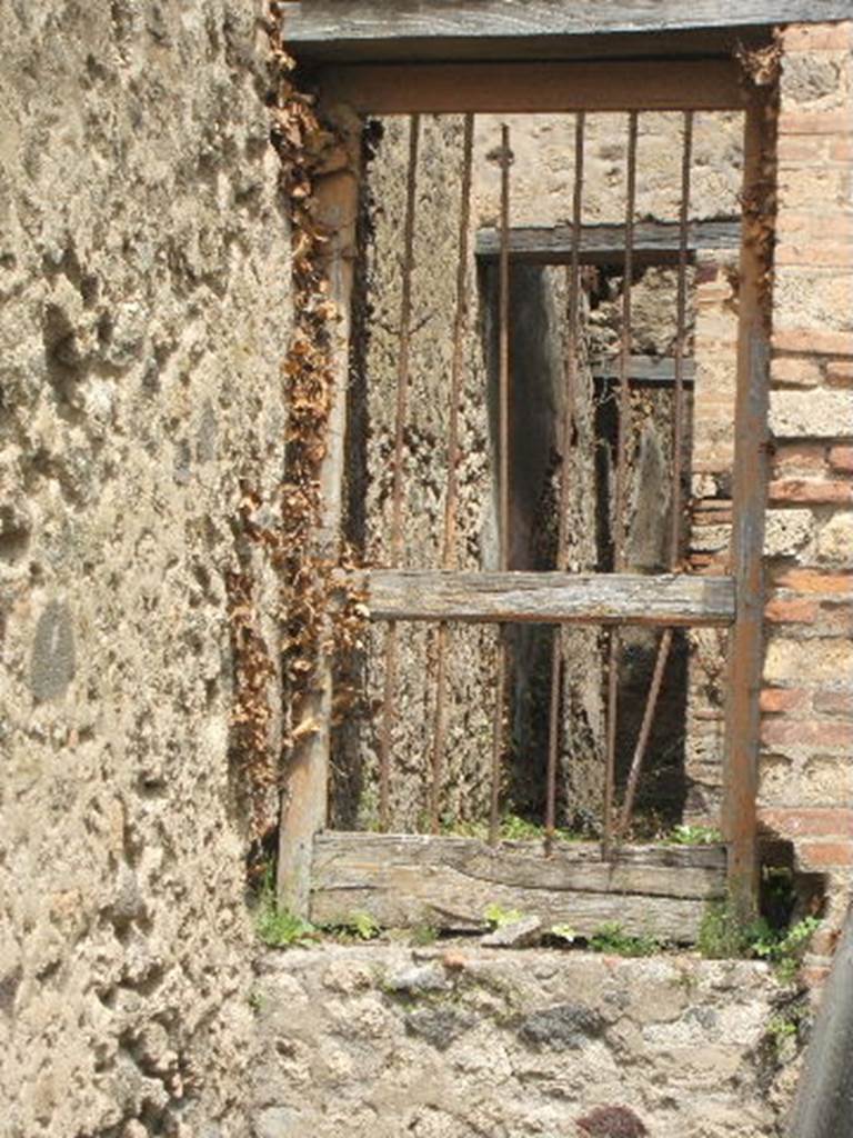 VII.2.42 Pompeii. May 2005. Doorway in north wall,  leading to VII.2.18.