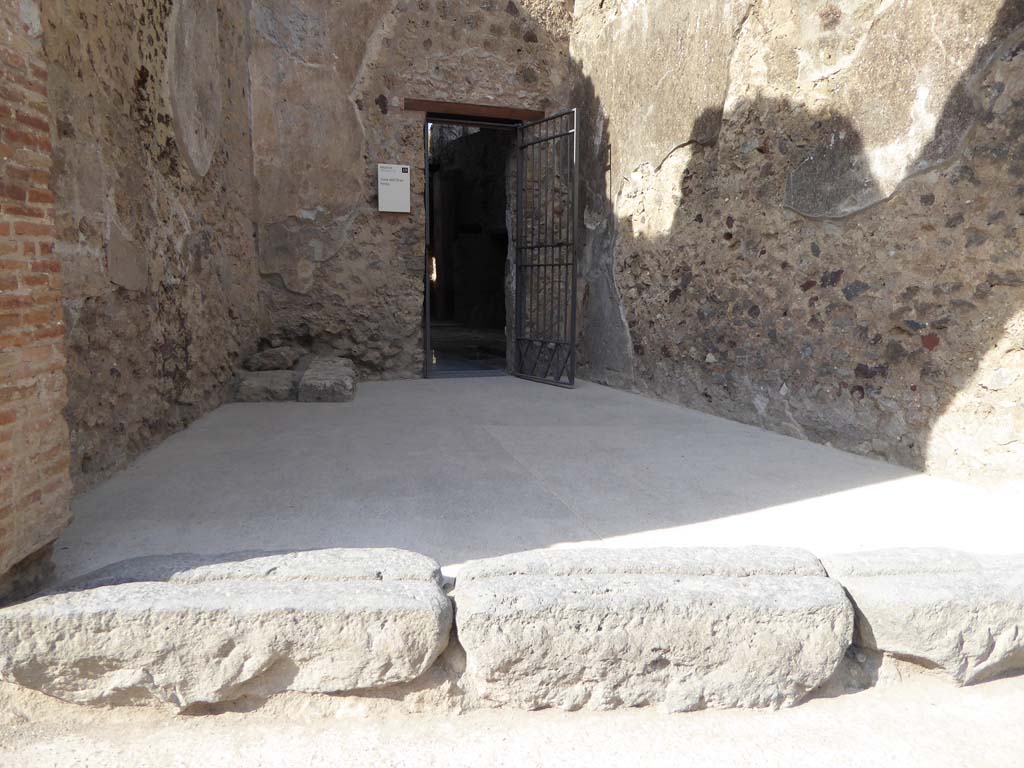 VII.2.44 Pompeii. September 2018. Looking north across doorway threshold.
Foto Annette Haug, ERC Grant 681269 DÉCOR.