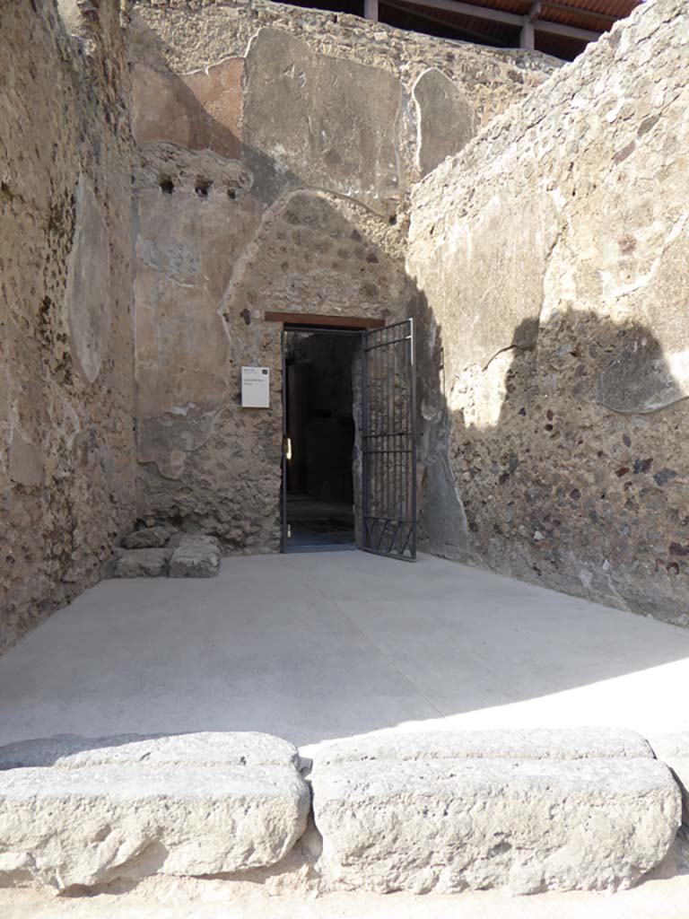 VII.2.45 Pompeii. September 2018. 
Looking towards north wall with base of staircase and door to atrium of VII.2.45.
Foto Annette Haug, ERC Grant 681269 DÉCOR.