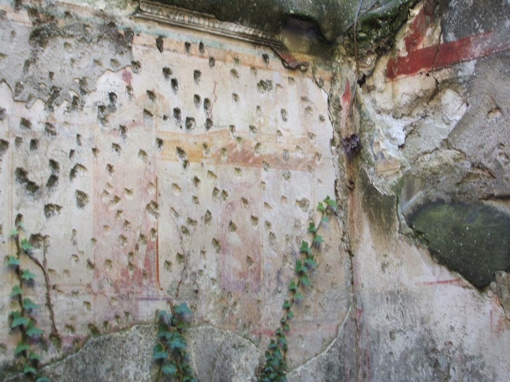 VII.2.48 Pompeii. December 2004. South-west corner of cubiculum, with remains of painted decoration.