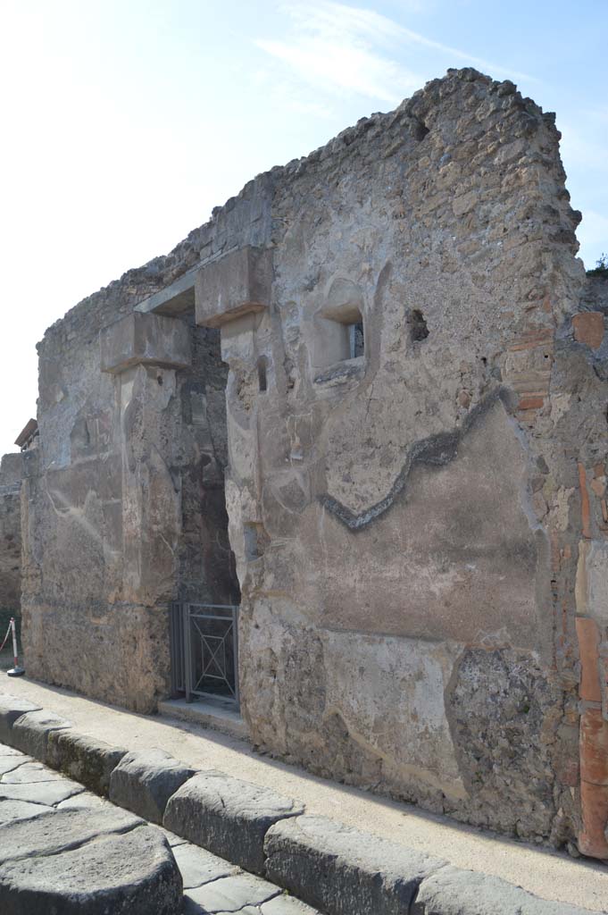 VII.2.51 Pompeii. March 2019. Looking west towards entrance doorway.
Foto Taylor Lauritsen, ERC Grant 681269 DÉCOR.