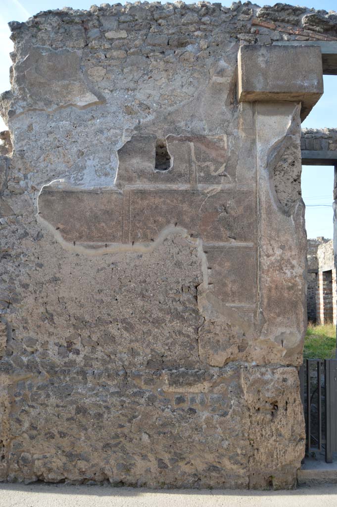 VII.2.51 Pompeii, March 2019. Detail of front façade on west side of entrance doorway.
Foto Taylor Lauritsen, ERC Grant 681269 DÉCOR.