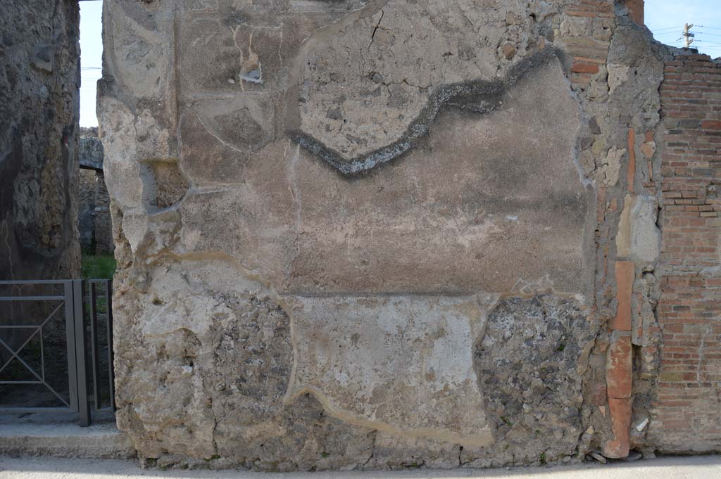 VII.2.51 Pompeii, March 2019. Front façade on east side of entrance doorway.
Foto Taylor Lauritsen, ERC Grant 681269 DÉCOR.