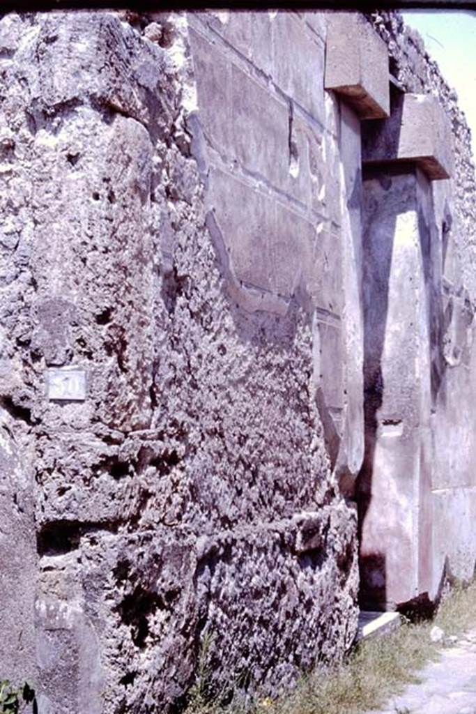 VII.2.51 Pompeii. 1964. Entrance doorway, looking east. Photo by Stanley A. Jashemski.
Source: The Wilhelmina and Stanley A. Jashemski archive in the University of Maryland Library, Special Collections (See collection page) and made available under the Creative Commons Attribution-Non Commercial License v.4. See Licence and use details.
J64f1070