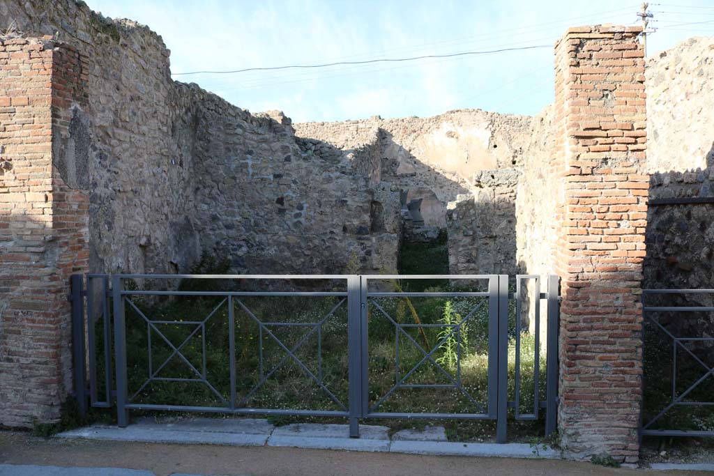 VII.2.52, Pompeii. December 2018. Looking north to entrance doorway. Photo courtesy of Aude Durand.