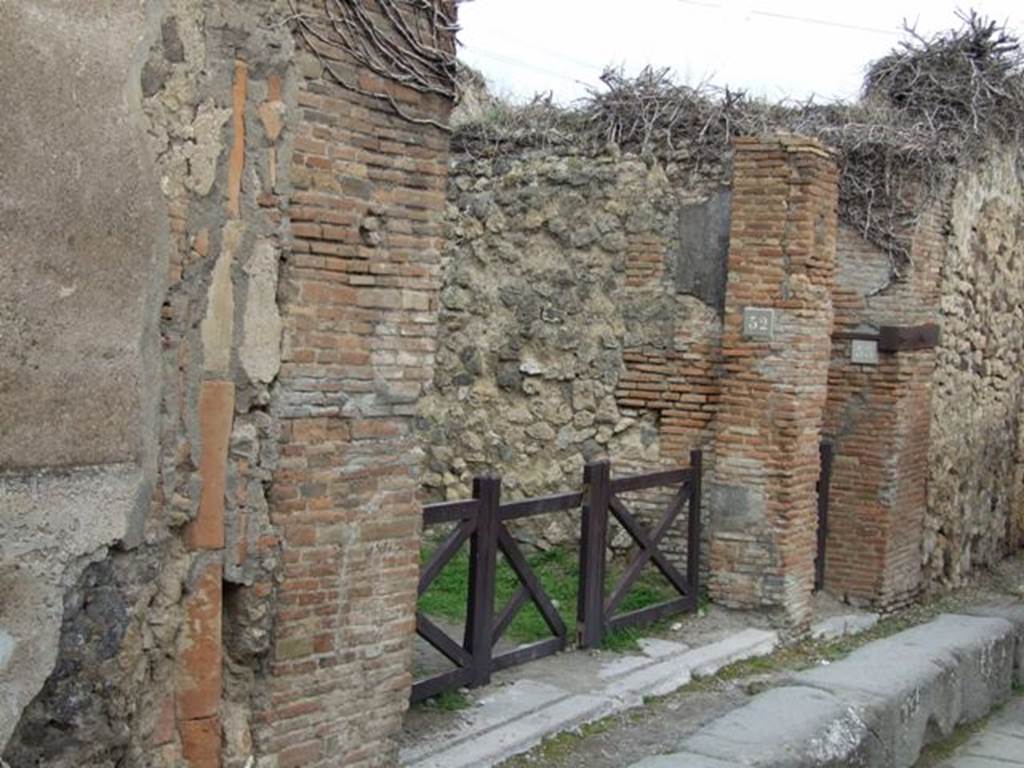 VII.2.52 Pompeii. December 2007. Entrance.See VII.2.51 for graffiti written between VII.2.51 and VII.2.52