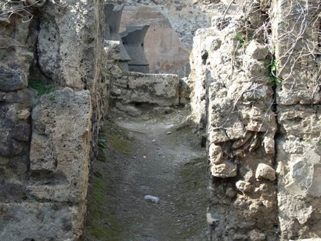 VII.2.52 Pompeii. March 2009. Looking north to entrance of a recess with the site of the masonry tub or basin closing off the rear.