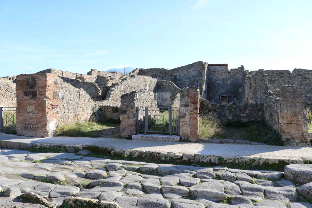 VII.3.6, Pompeii, in centre, with VII.3.5, on right. December 2018. 
Looking south to entrance doorways on Via della Fortuna. Photo courtesy of Aude Durand.