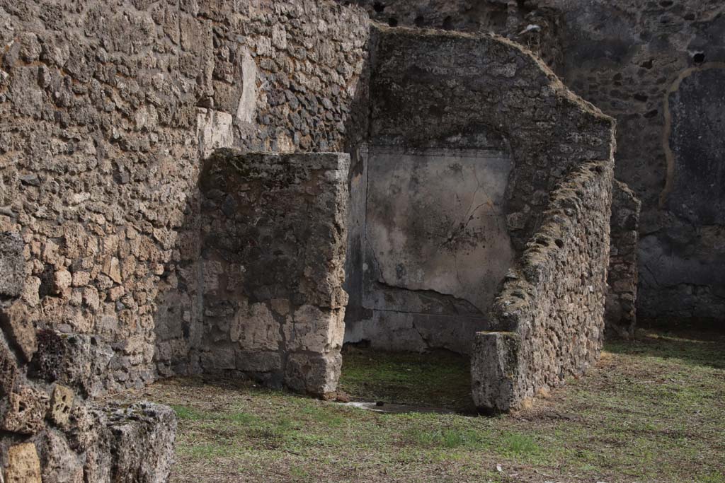 VII.3.6 Pompeii. October 2020. Doorway to cubiculum on east side of atrium. At the rear is a doorway to the triclinium.
Photo courtesy of Klaus Heese.