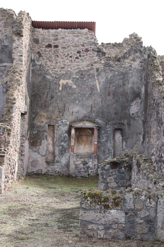 VII.3.6 Pompeii. October 2020. Aedicula lararium against south wall of garden.
Photo courtesy of Klaus Heese.