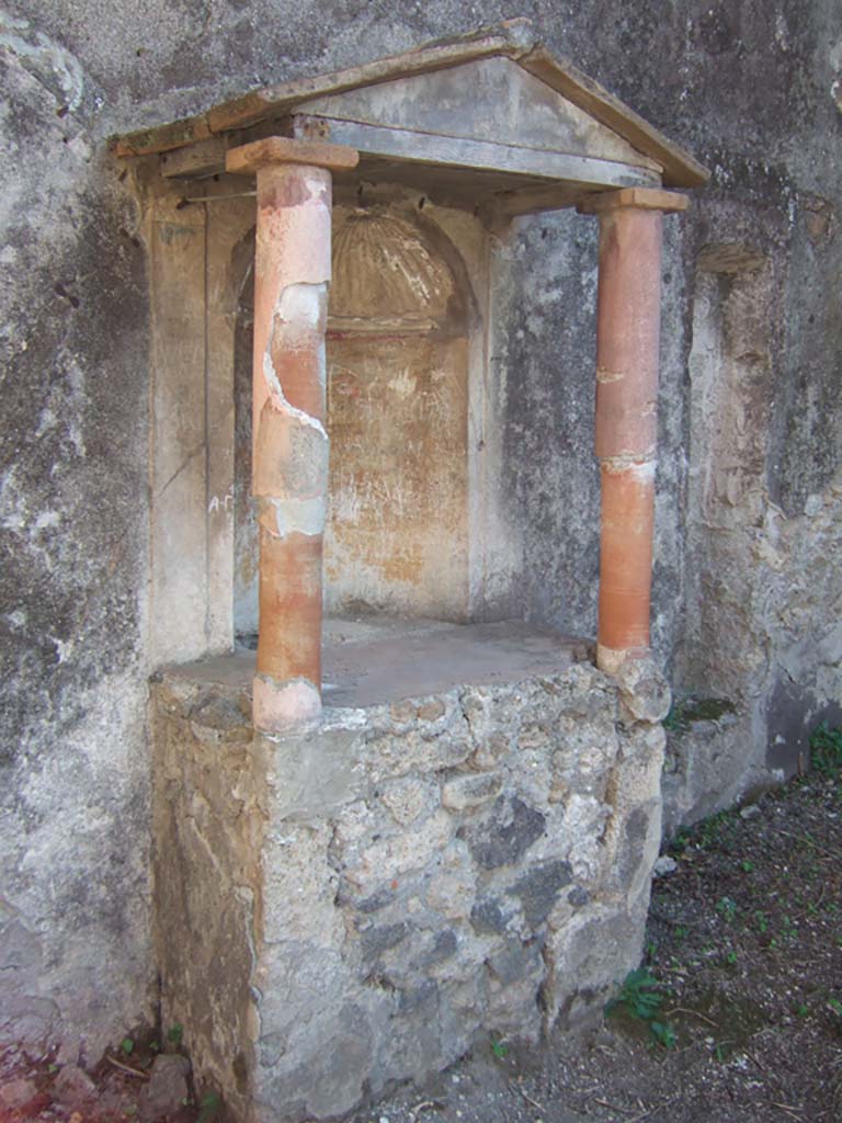 VII.3.6 Pompeii. September 2005. Aedicula lararium on south wall of garden.
Found in the aedicula was a large marble statuette of Venus Anadyomene.
According to Jashemski, the statue is now in the Naples Museum, Inventory number 126248.
See Jashemski, W. F., 1979. The Gardens of Pompeii. New York: Caratzas. (p. 126, fig.197)