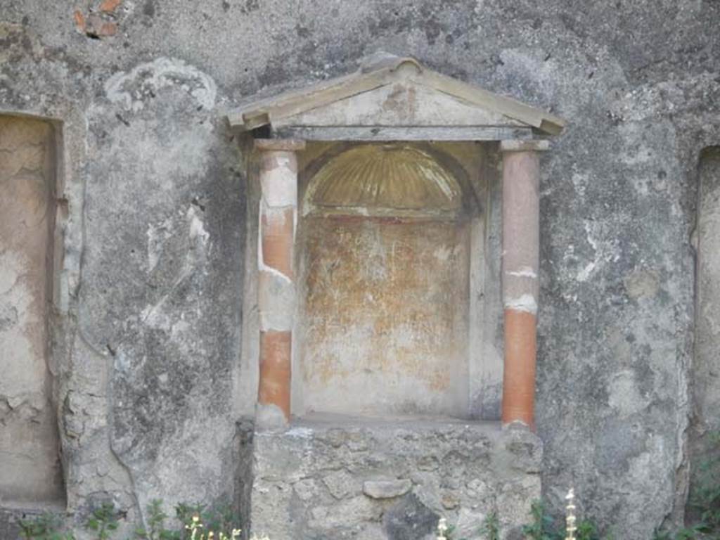 VII.3.6 Pompeii. May 2017. Detail of lararium and columns coated with red stucco.
Photo courtesy of Buzz Ferebee.