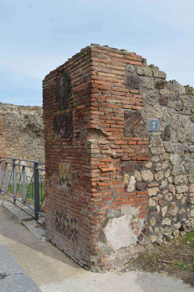 VII.3.8/7 Pompeii. March 2018. Pilaster on east side of entrance doorway.
Foto Taylor Lauritsen, ERC Grant 681269 DÉCOR.