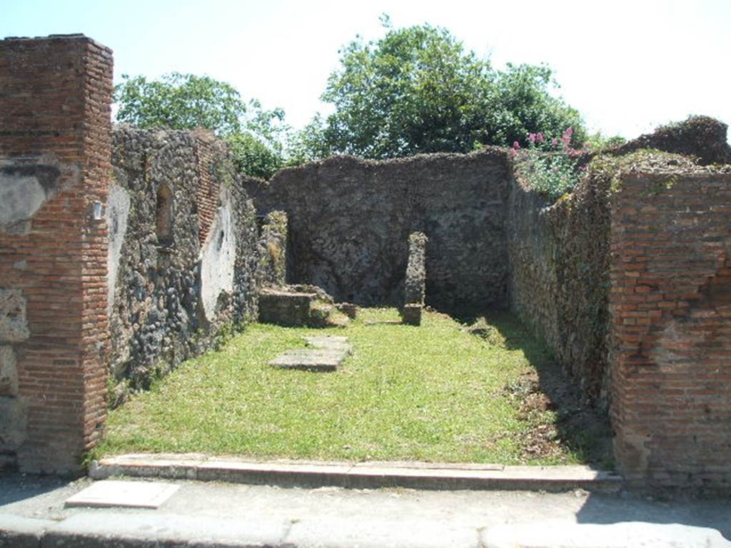 VII.3.10 Pompeii. May 2005. Looking south across shop. According to Helbig, on the outside wall between VII.3.11 and VII.3.10, on the left, there was a faint trace of a painted Lar with a situla. See Helbig, W., 1868. Wandgemälde der vom Vesuv verschütteten Städte Campaniens. Leipzig: Breitkopf und Härtel. (no: 93)