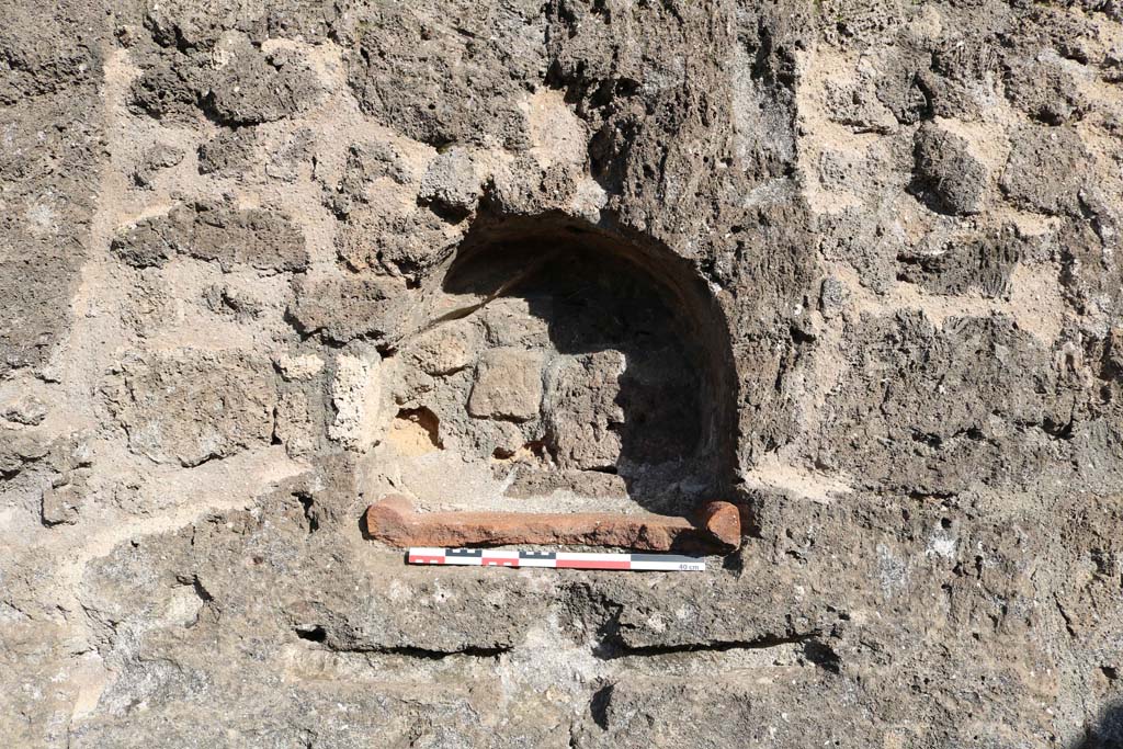 VII.3.12, Pompeii. December 2018. Detail of niche set into east wall of shop. Photo courtesy of Aude Durand