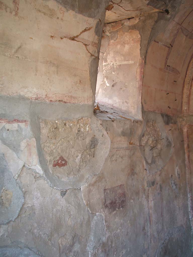 VII.3.21 Pompeii. May 2005. Vaulted triclinium. 
South wall with window, which took its light from the yard or light-well in VII.3.22.
The sides of the vault contained painted rectangular panels of hunt scenes.