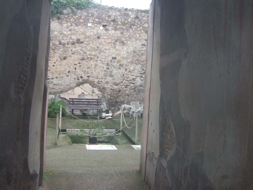 VII.3.25 Pompeii. December 2005. Looking north from entrance towards atrium and impluvium.