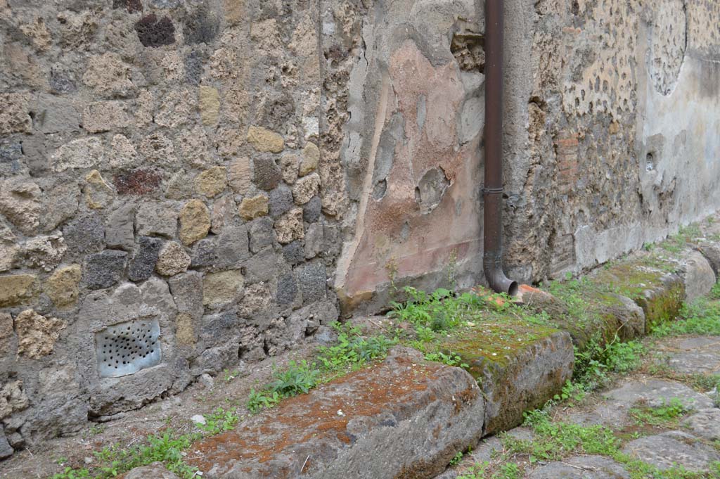 VII.3.26 Pompeii. October 2017. Detail of front façade with plaster on east side of blocked doorway. 
Foto Taylor Lauritsen, ERC Grant 681269 DÉCOR.
