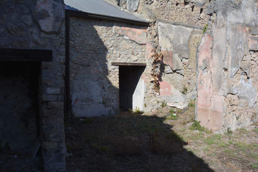 VII.3.29 Pompeii. October 2019. Looking north across tablinum towards doorway to cubiculum 10, in centre.
On the right are doorways to room 11, and corridor 12.
Foto Annette Haug, ERC Grant 681269 DÉCOR.