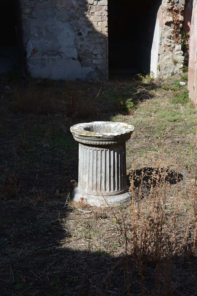 VII.3.29 Pompeii. October 2019. Room 1, puteal in atrium on edge of site of impluvium.
Foto Annette Haug, ERC Grant 681269 DÉCOR.