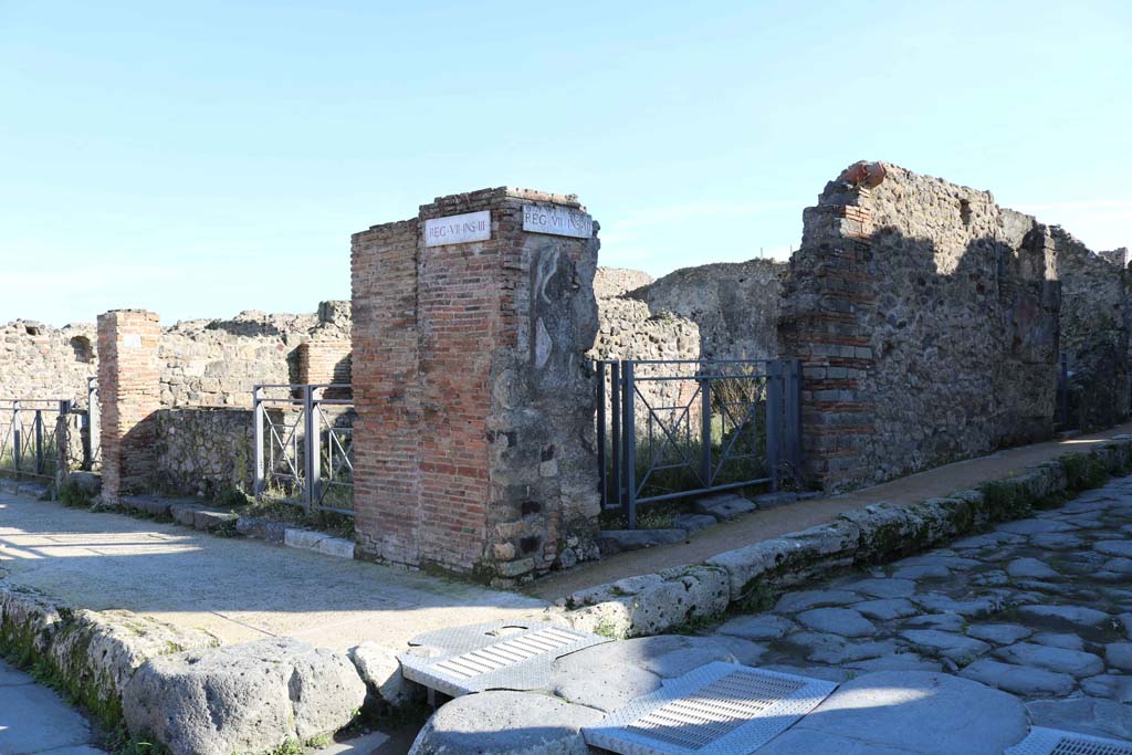 VII.3.40, Pompeii, right of centre, with VII.3.1, on left. December 2018. 
Looking towards corner of junction with Via della Fortuna, on left, and Vicolo Storto, on right. Photo courtesy of Aude Durand.