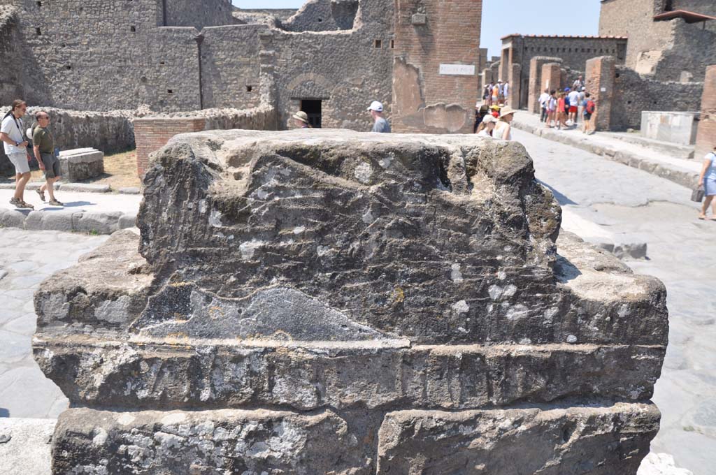 VII.4.1, Pompeii. July 2017. Top of altar, looking west.
Foto Anne Kleineberg, ERC Grant 681269 DÉCOR.
