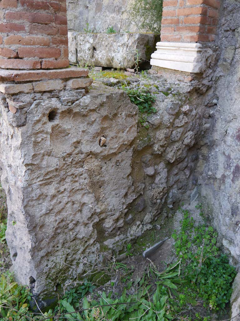 VII.4.1, Pompeii. March 2019. Base of aedicula, south side
Foto Anne Kleineberg, ERC Grant 681269 DÉCOR.
