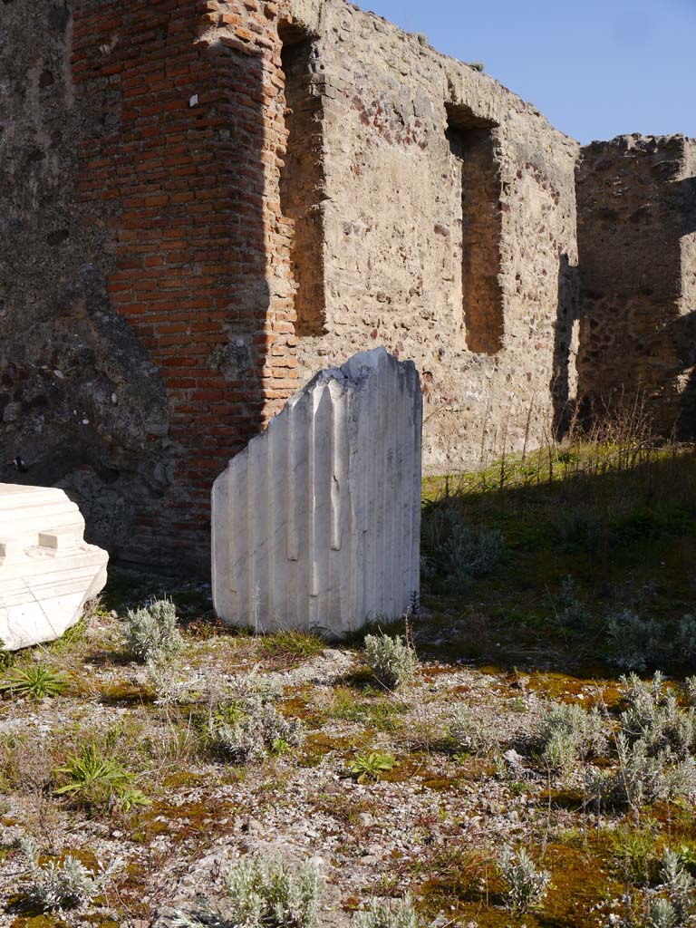 VII.4.1, Pompeii. March 2019. Looking north-east on upper podium/portico, towards north wall of cella.
Foto Anne Kleineberg, ERC Grant 681269 DÉCOR.
