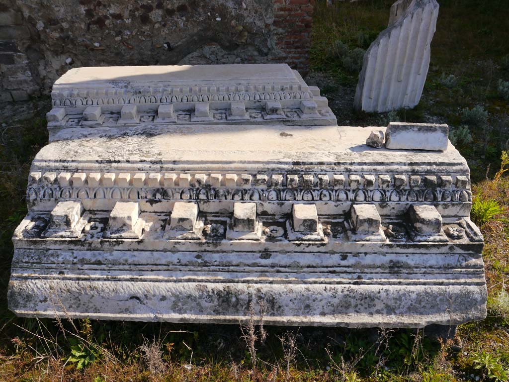 VII.4.1, Pompeii. March 2019. Items from Temple near north side of entrance doorway, looking east. 
Foto Anne Kleineberg, ERC Grant 681269 DÉCOR.
