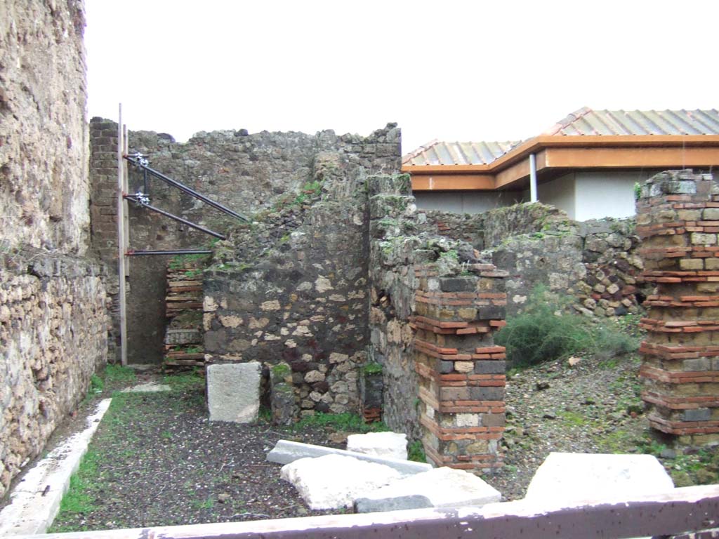 VII.4.2 Pompeii. Area Privata of M. Tullius. December 2005. Looking east.
According to Eschebach – in the rear left were stairs to an upper floor which were above a kitchen and latrine.
See Eschebach, L., 1993. Gebäudeverzeichnis und Stadtplan der antiken Stadt Pompeji. Köln: Böhlau. (p. 272).