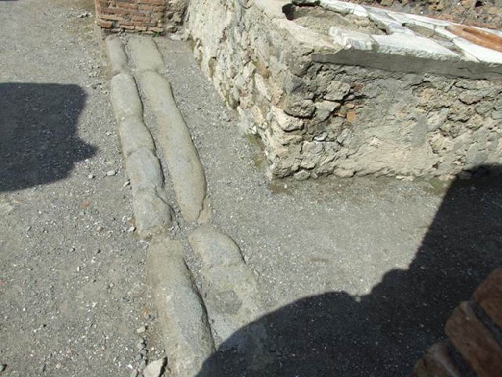 VII.4.4  Pompeii. March 2009.  Sill or threshold.