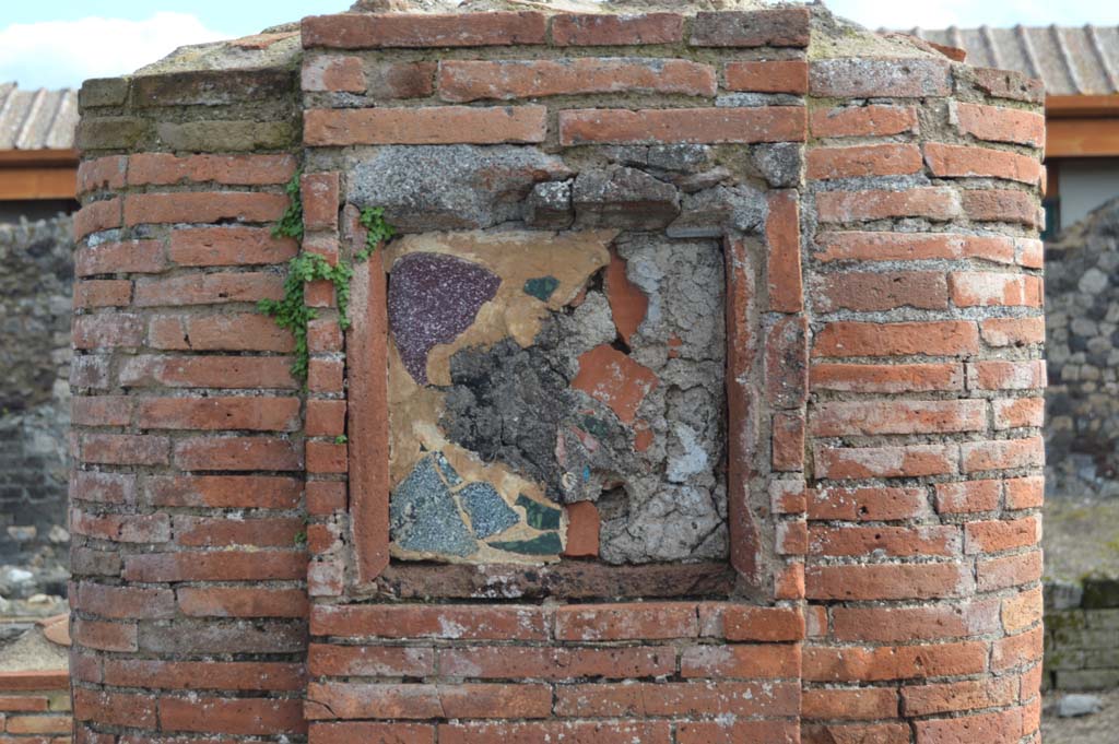 VII.4.6 Pompeii. March 2018. Plaque in pilaster in portico outside VII.4.6.
Foto Taylor Lauritsen, ERC Grant 681269 DÉCOR.