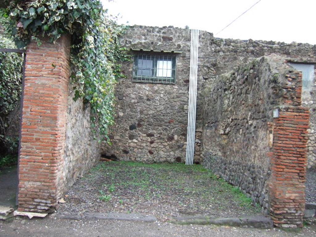 VII.4.11 Pompeii. December 2005. Entrance, looking east across shop.
According to Eschebach, the stairs to the upper floor would have been against the south wall, on the right. See Eschebach, L., 1993. Gebäudeverzeichnis und Stadtplan der antiken Stadt Pompeji. Köln: Böhlau. (p.274)