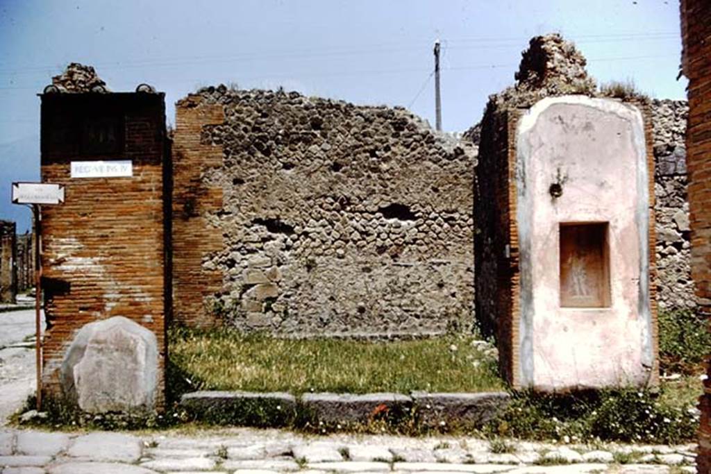 VII.4.16 Pompeii. 1961. Looking north to entrance doorway. Photo by Stanley A. Jashemski.
Source: The Wilhelmina and Stanley A. Jashemski archive in the University of Maryland Library, Special Collections (See collection page) and made available under the Creative Commons Attribution-Non Commercial License v.4. See Licence and use details.
J61f0645